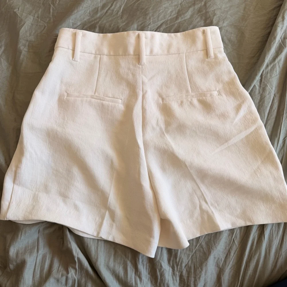 Aritzia The Effortless Short™ Mid-Thigh - Crepette™, Light Birch - Picture 3 of 13